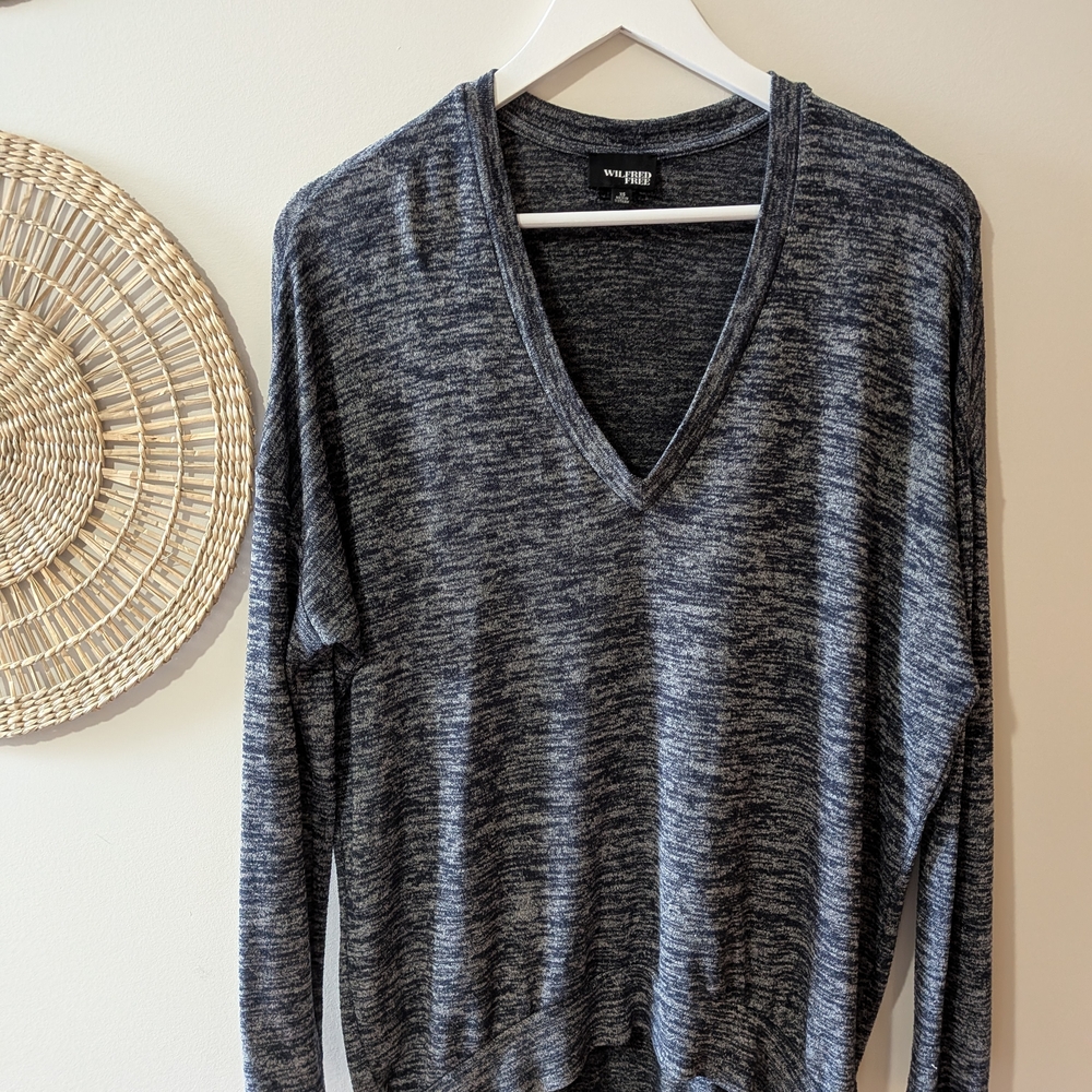 Wilfred Men’s Heathered Charcoal V-Neck Sweater